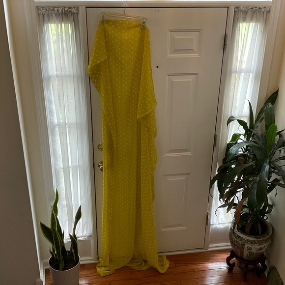 large wrap/scarf, yellow and white teardrops, Felicity the doll is not included - Picture 8 of 9